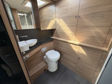 Adria MATRIX 600 DT Nav | Zonnepaneel | Hefbed